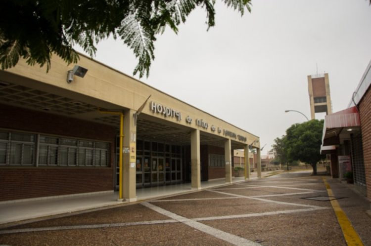 Hallaron a un bebé gateando solo en un galpón de barrio Cofico
