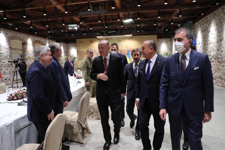 El presidente turco Recep Tayyip Erdogan saludó con las delegaciones rusa y ucraniana en las conversaciones cara a cara que se desarrollan en Turquía. Fuente: Agencia EFE.