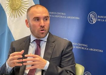 Guzmán reconoció una posible revisión del acuerdo con el FMI por la guerra en Ucrania