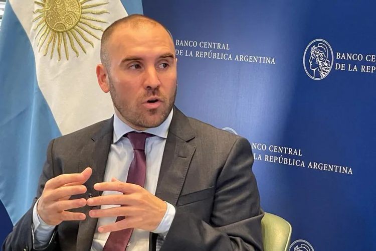 Guzmán reconoció una posible revisión del acuerdo con el FMI por la guerra en Ucrania