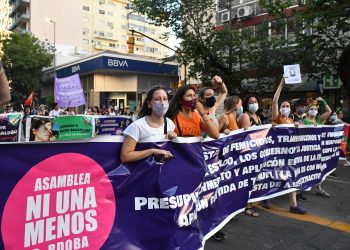 Miles de mujeres se movilizan en todo el país con el lema: “La deuda es con nosotres y nosotras”