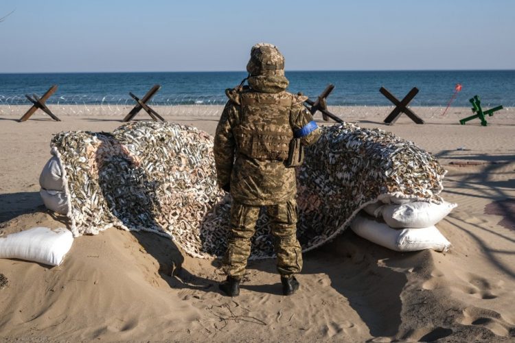 A la espera de la armada rusa en la playa minada de Odessa.