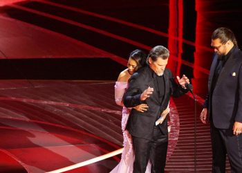 La otra polémica de los Oscar: Regina Hall manoseó a Josh Brolin y Jason Momoa