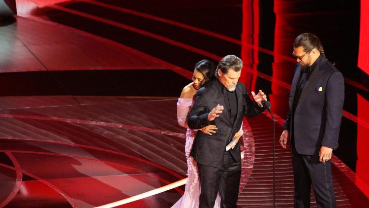 La otra polémica de los Oscar: Regina Hall manoseó a Josh Brolin y Jason Momoa