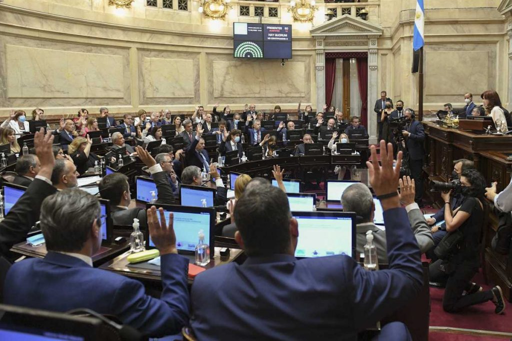 El Gobierno promulgó la ley que lo autoriza a firmar un acuerdo con el FMI