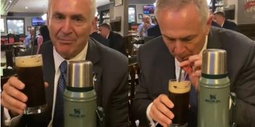 El embajador de Estados Unidos probó su primer fernet en su visita Córdoba y la reacción fue excepcional