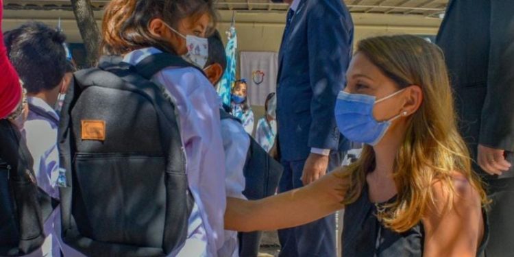 En la vuelta a clases, otorgaron más de 2000 mochilas recicladas a alumnos de escuelas municipales