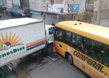 Cuatro heridos luego de un fuerte choque entre un colectivo y un camión en el centro cordobés