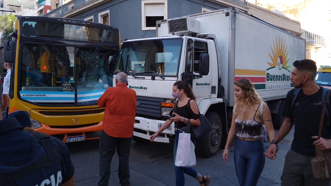 Cuatro heridos luego de un fuerte choque entre un colectivo y un camión en el centro cordobés