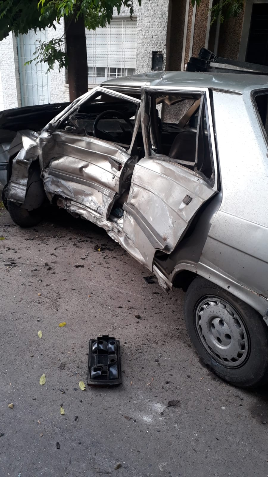 Chocó siete autos a toda velocidad y mató a un motociclista porque "lo perseguía el diablo"