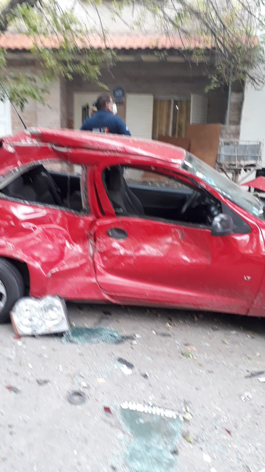 Chocó siete autos a toda velocidad y mató a un motociclista porque "lo perseguía el diablo"
