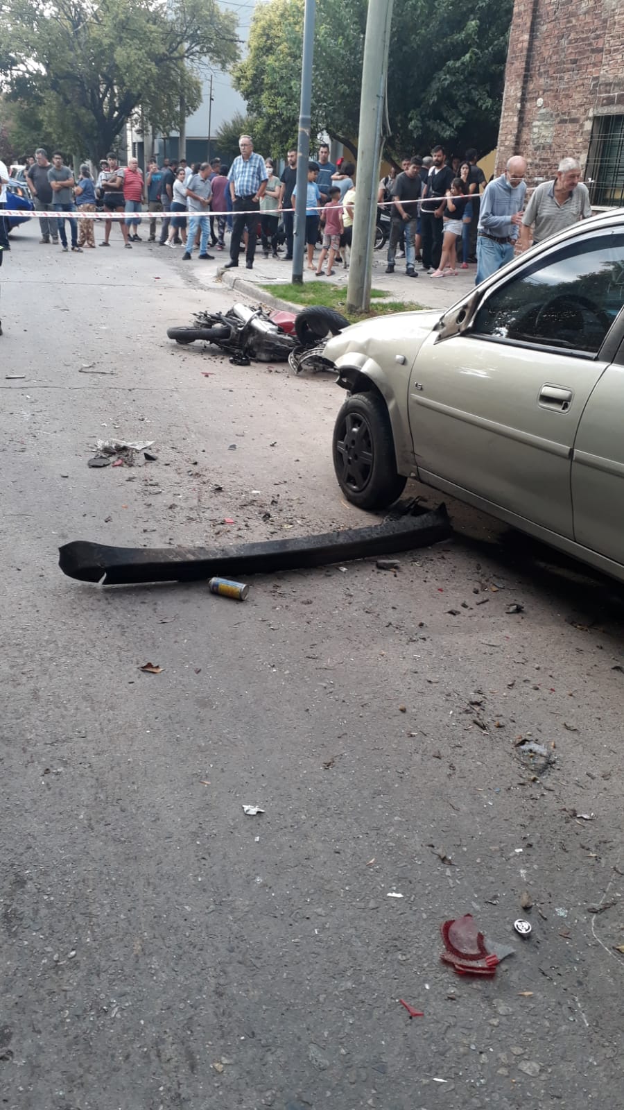 Chocó siete autos a toda velocidad y mató a un motociclista porque "lo perseguía el diablo"