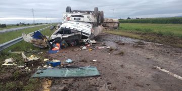 Impactante vuelco de un camión a la altura de Despeñaderos