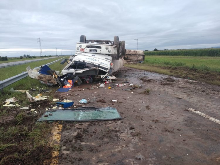 Impactante vuelco de un camión a la altura de Despeñaderos