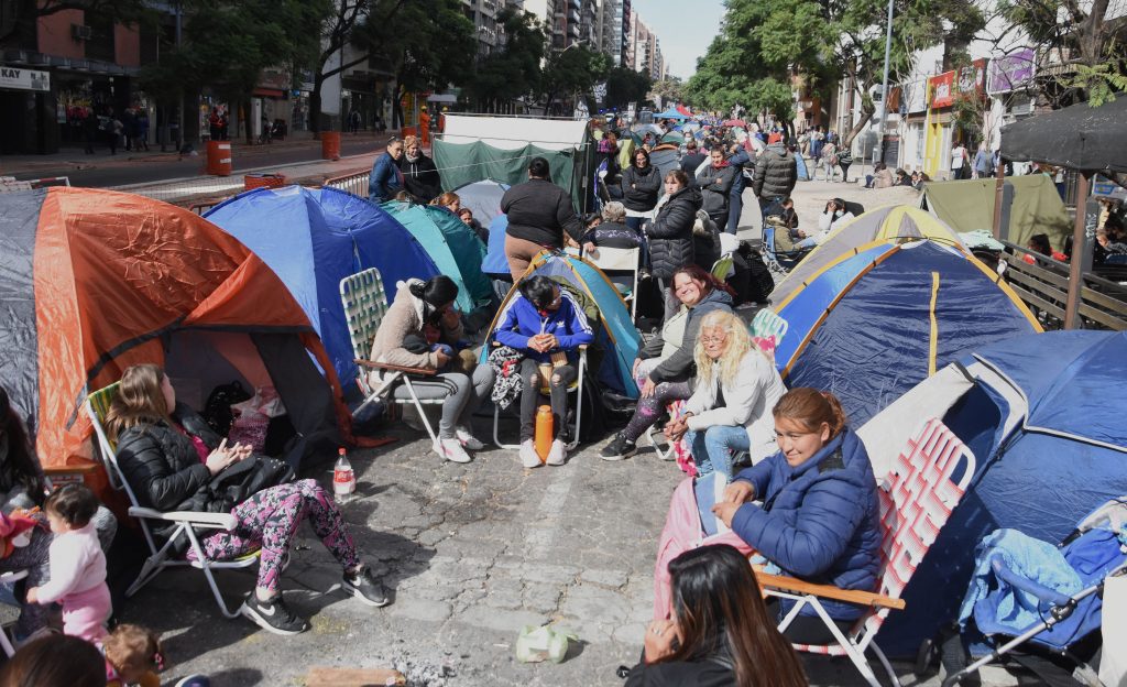 Se mantiene el acampe piquetero frente a la sede del Ministerio de Desarrollo Social