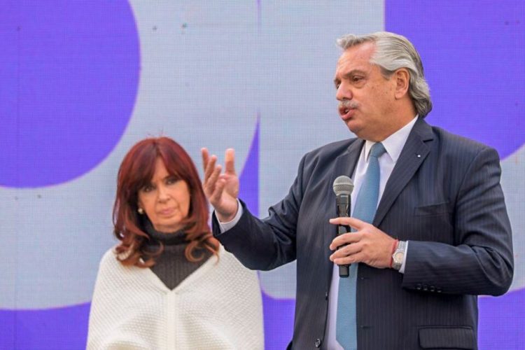 Fernández viaja a Europa mientras se acentúan las divisiones en la coalición