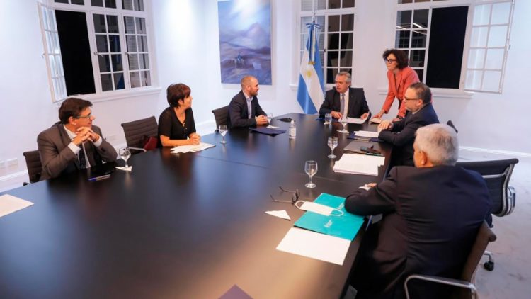 El presidente Fernández en la última reunión con su equipo económico, antes de anunciar su plan antiinflacionario.