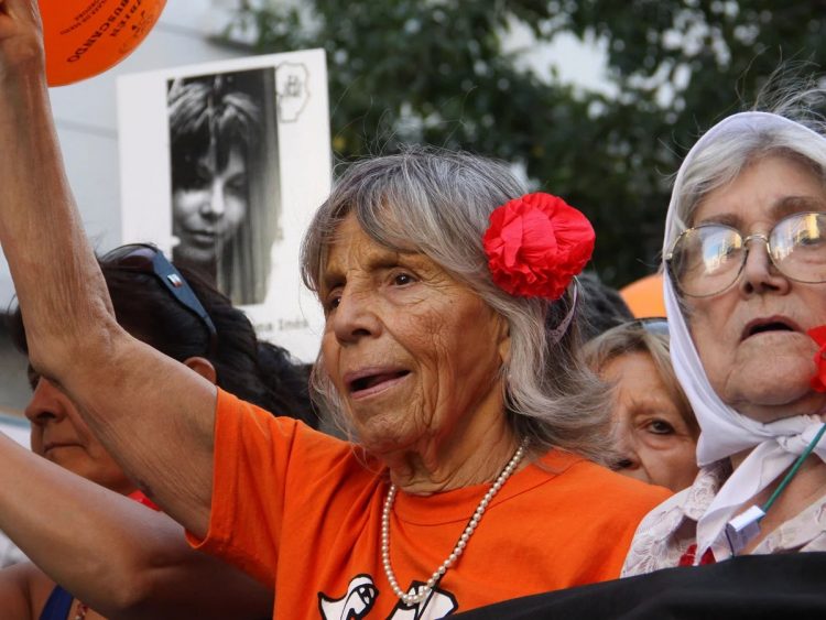 Rinden un homenaje a Abuelas de Plaza de Mayo