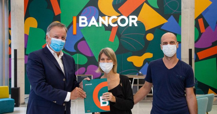 Tillard junto a Mariela y Marcos, los primeros en recibir el crédito Casa Bancor Tasa 0%.