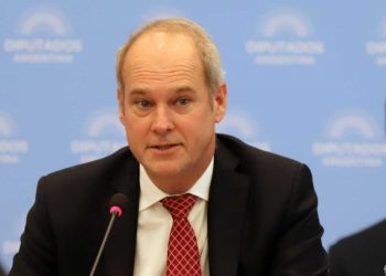 Para Adeba, no acordar con el FMI sería «como un accidente nuclear para la Argentina»