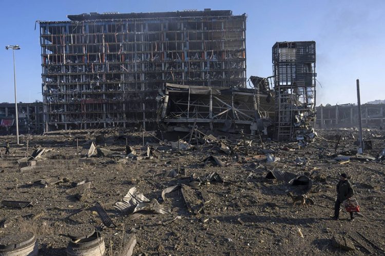 Los restos del centro comercial bombardeado ayer por las fuerzas rusas en Kiev, la capital de Ucrania.