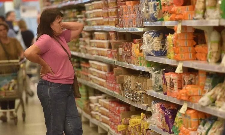 La canasta básica subió un 9% en febrero y llevó la línea de indigencia arriba de los $ 37.000