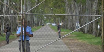 Uno miente, el otro engaña