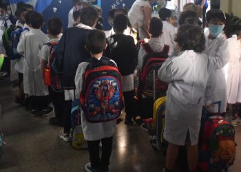 Una madre rechazó el uso obligatorio de barbijo y no envió a su hija a la escuela