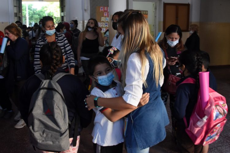 La vuelta a clases presenciales, entre la emoción y los barbijos