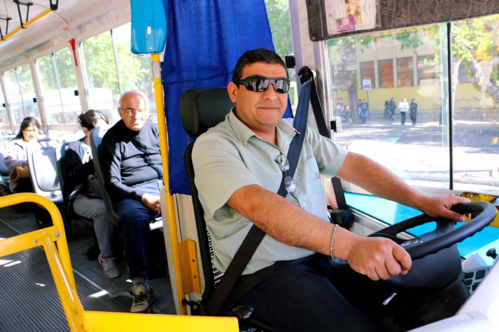 Para demostrarle su amor, le dejó un contundente mensaje al chofer del colectivo en el que viajaba