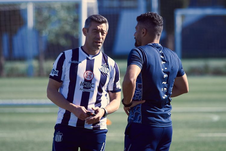 Caixinha tuvo su primera práctica frente al plantel