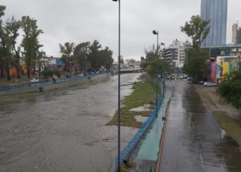 Por la tormenta cortan la Avenida Costanera en Córdoba