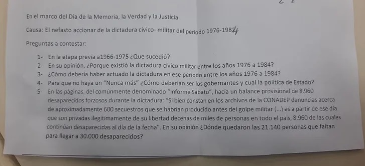 La directora de una escuela de Esquel repartió un polémico cuestionario sobre la dictadura a los docentes