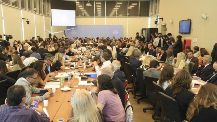Diputados realizó la primera jornada del plenario de las comisiones de Presupuesto y Finanzas con la presencia de Guzmán.
