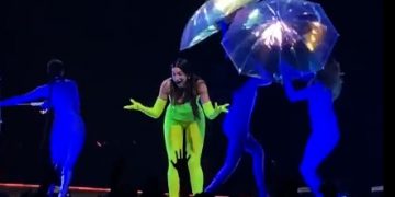 Se le cayó el micrófono en pleno show y el playback quedó en evidencia