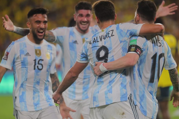 Argentina vio escapar el triunfo en el final, pero estiró su invicto y alcanzó un récord