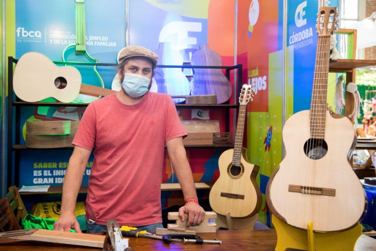 Convocan a emprendedores para exponer en la Feria de las Artesanías