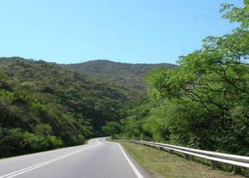 Cinco heridos tras el choque entre un colectivo y un auto en la E-55