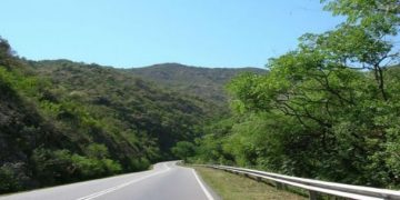 Cinco heridos tras el choque entre un colectivo y un auto en la E-55