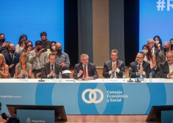 Fernández presentó un plan que apunta a crear 2.000.000 de puestos de trabajo