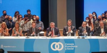 Fernández presentó un plan que apunta a crear 2.000.000 de puestos de trabajo