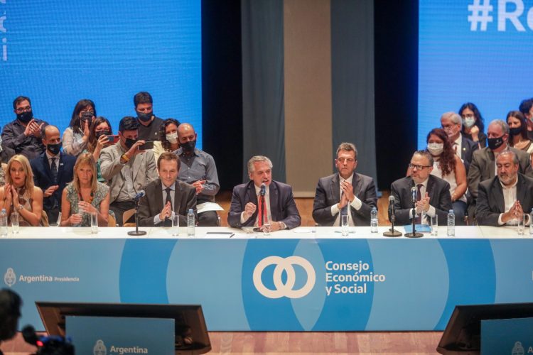 Fernández presentó un plan que apunta a crear 2.000.000 de puestos de trabajo