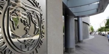El FMI aprobó el acuerdo con fuertes advertencias al país