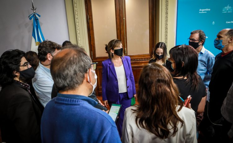 La portavoz Presidencial, Gabriela Cerruti en diálogo con la prensa acreditada en Casa Rosada.