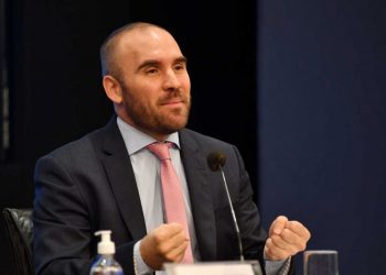 Guzmán viajó a Francia para avanzar en las negociaciones con el Club de París