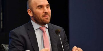 Guzmán viajó a Francia para avanzar en las negociaciones con el Club de París