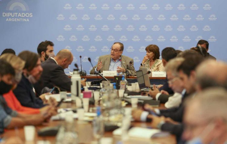 Con concesiones y un nuevo texto, el oficialismo logró el dictamen para votar el pacto con el FMI