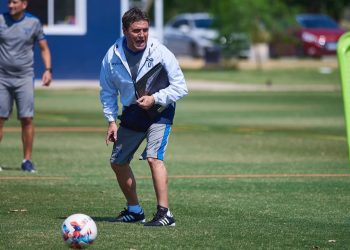 Hoyos recupera a varios jugadores para visitar a Racing