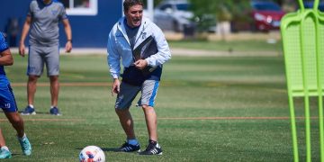 Hoyos recupera a varios jugadores para visitar a Racing