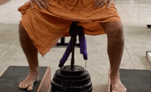 Un yogui argentino salta a la fama tras levantar 75 kilogramos con sus testículos